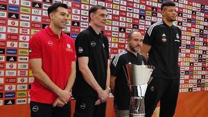 Técnicos y jugadores posaron con el trofeo previo a la final