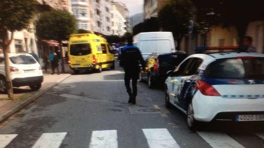 La ambulancia y la Policía Local en el lugar del accicente. // S.A.