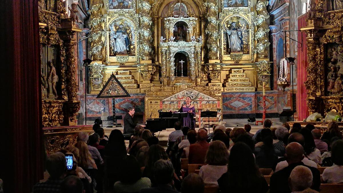 El público sigue con atención la interpretación de Martí Caballé de una de las canciones del repertorio