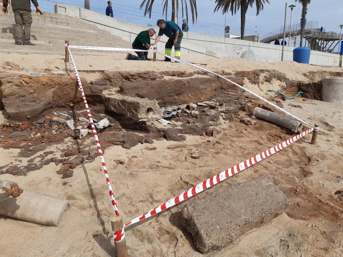 Badalona demana al Ministeri la retirada del fibrociment trobat a la platja del Cristall Badalona demana al Ministeri la retirada del fibrociment trobat a la platja del Cristall