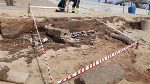 Badalona demana al Ministeri la retirada del fibrociment trobat a la platja del Cristall