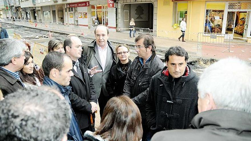 Los vecinos se reunieron en la calle para explicar al concejal los perjuicios de las obras.