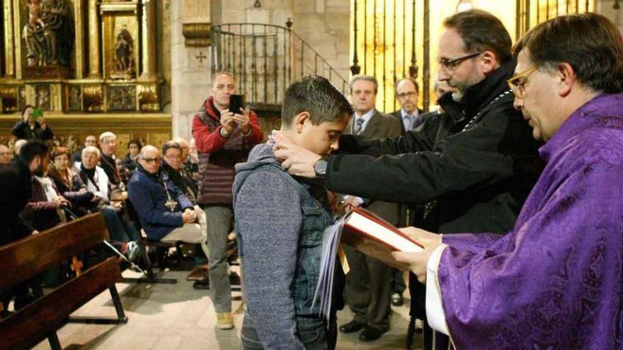 El Yacente recibe a los nuevos hermanos en San Juan y Luz y Vida entrega medallas