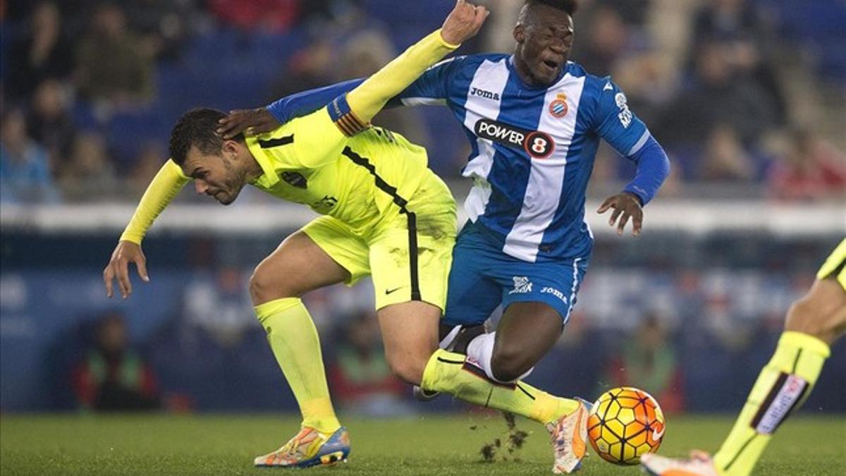 Caicedo pugna con Navarro por el balón en Cornellà-El Prat.