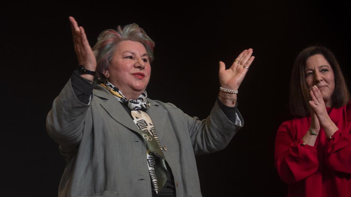 Dolores Vázquez, en primer término, y María Barral, en la entrega del premio Úrsula Menéndez de Texeda.