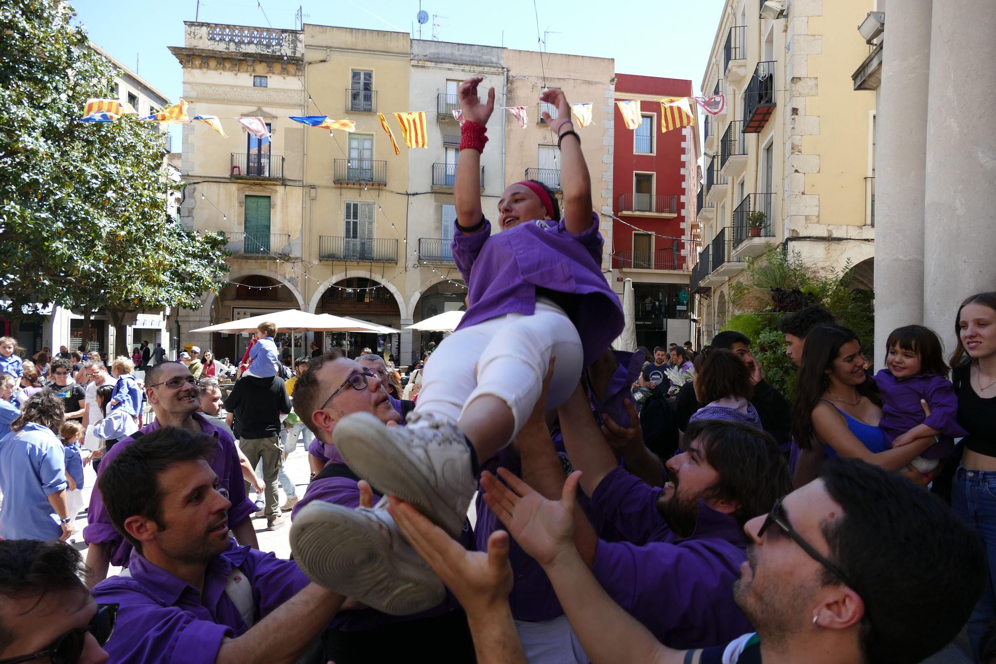 La plaça es tenyeix de colors amb la Diada Castellera de Santa Creu