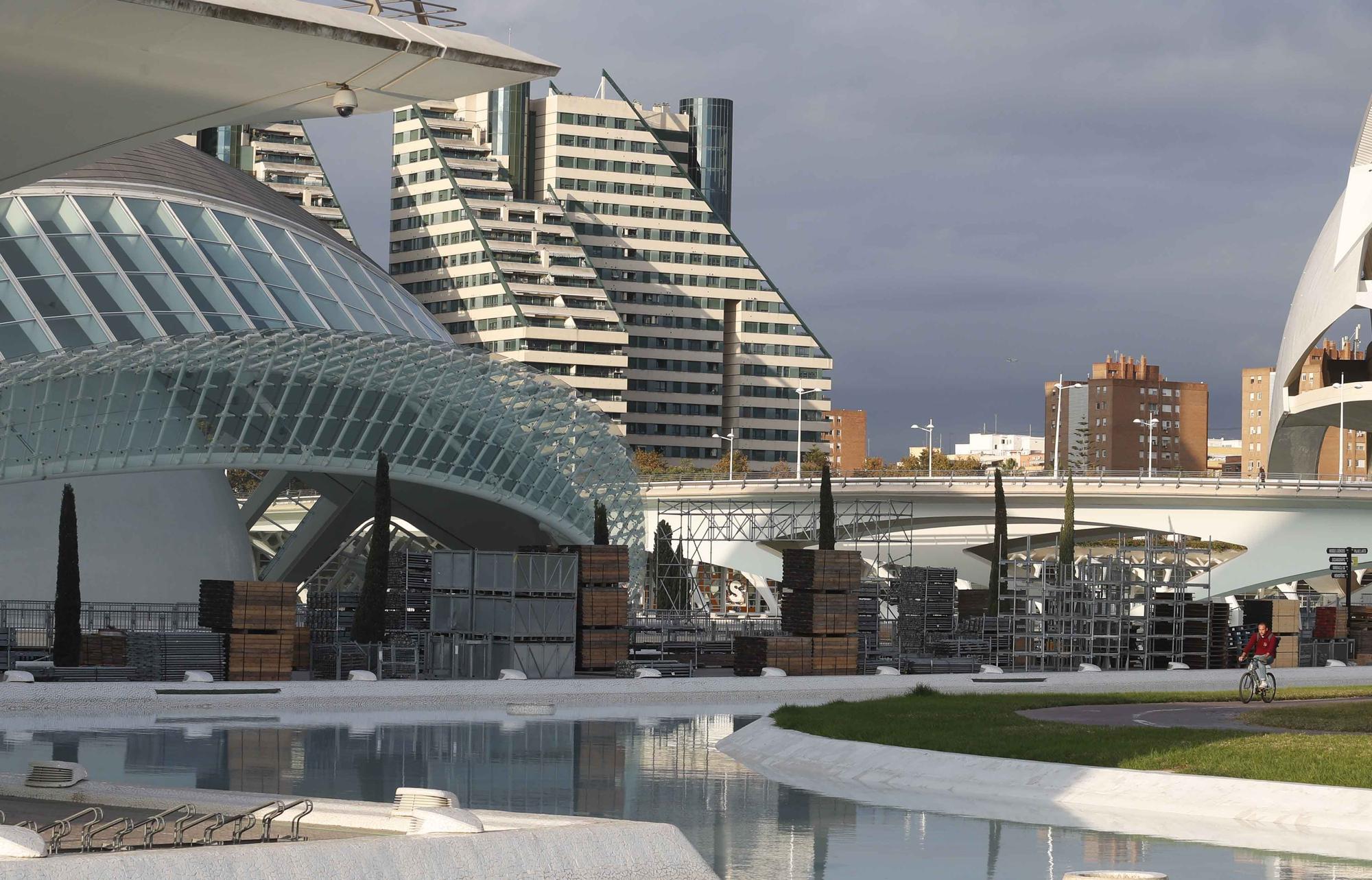 Montaje en la nueva ubicación de la meta de Maratón Valencia Trinidad Alfonso