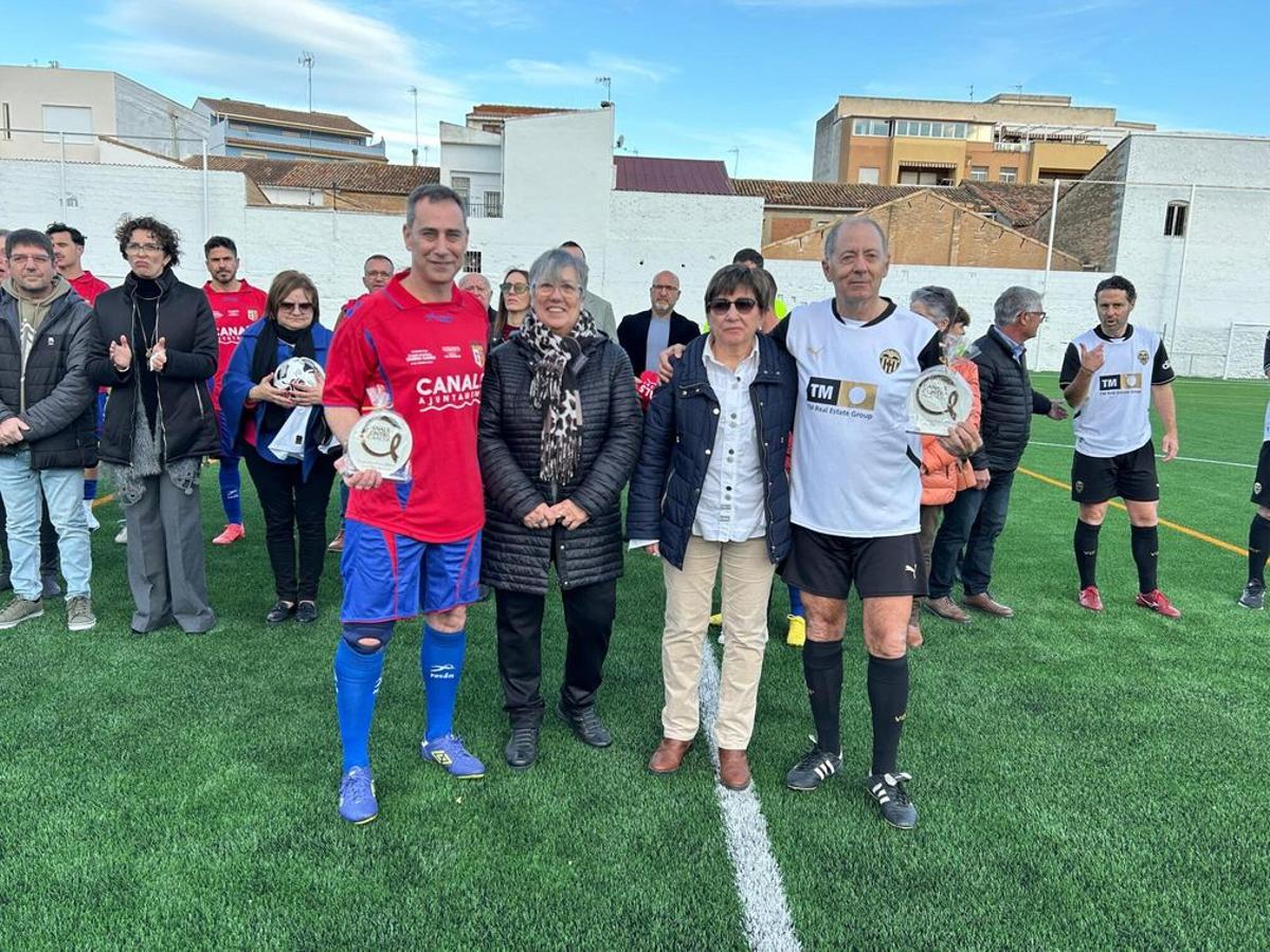 Homenaje a los dos jugadores de la UD Canals fallecidos por cáncer, en el partido en el Quatre Camins.