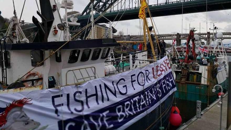 Un pesquero británico luce una pancarta de la iniciativa Fishing for Leave, partidaria del &quot;Brexit&quot;. // FdV
