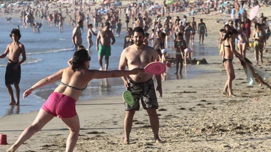 Bañistas en Praia América. // A. Irago