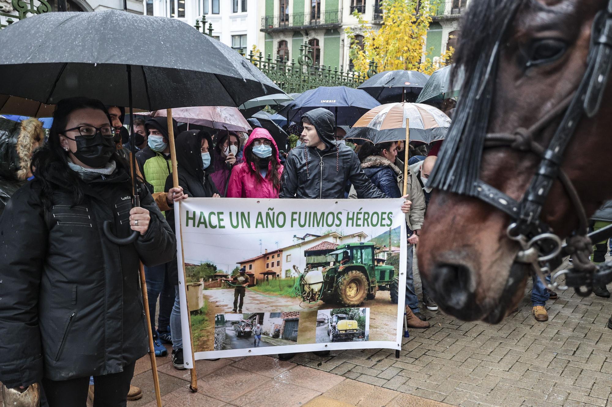 Tractorada en Oviedo de los trabajadores del campo asturiano: "No podemos más"