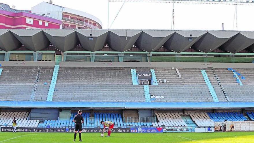 Las gradas de Tribuna, sin asientos, y de Preferencia, con los antiguos, en la tarde de ayer.