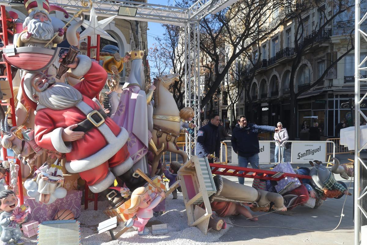 Ninots derribados por el viento en la falla de la plaza de la Reina