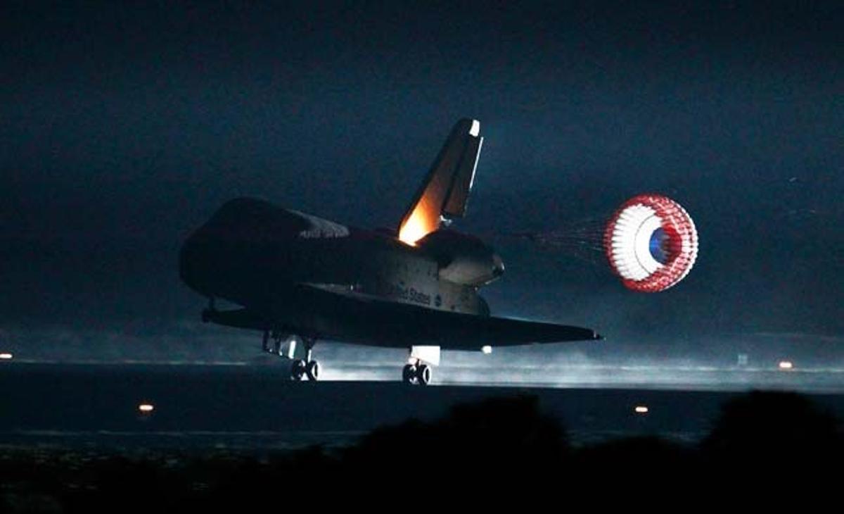 El transbordador Endeavour, amb sis tripulants a bord, aterra al Centre Espacial Kennedy, a Cap Canaveral (Florida, Estats Units).