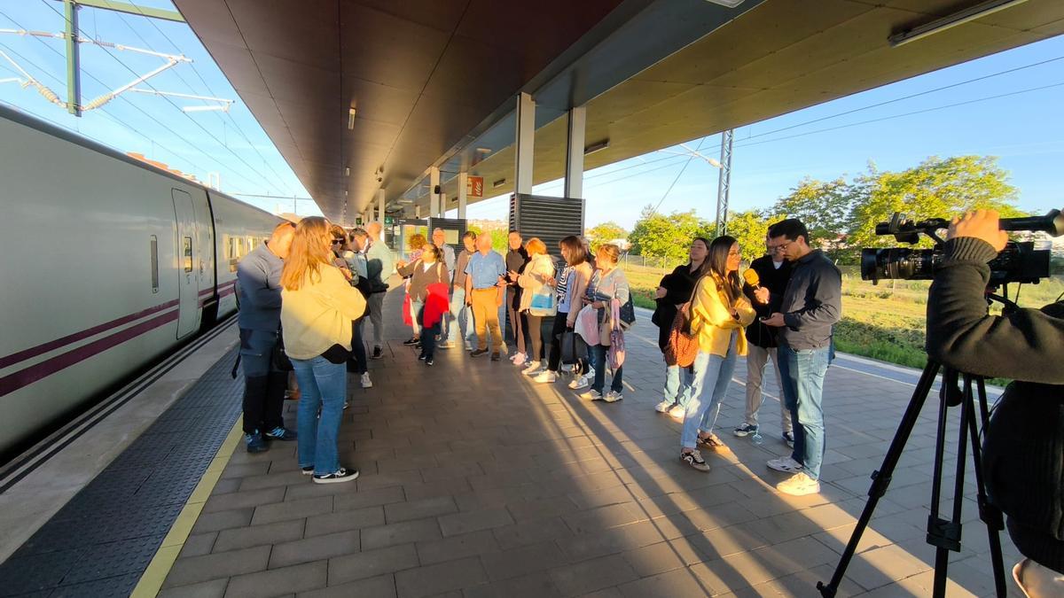 Viajeros del AVE con destino Sanabria, en la estación de Zamora.
