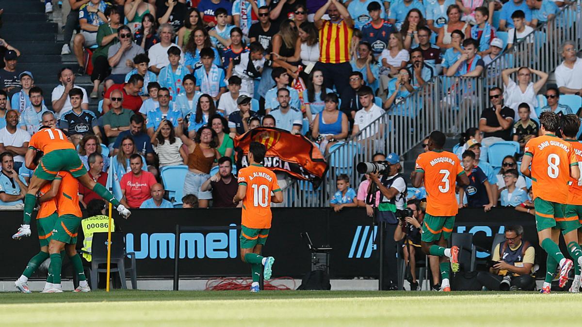 Los jugadores del Valencia celebran tras marcar ante el Celta