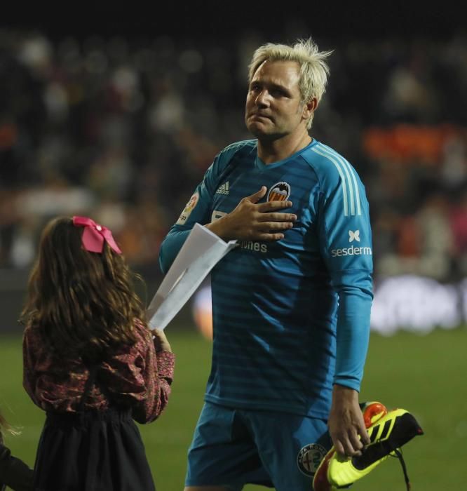 Cañizares llora al despedirse de Mestalla