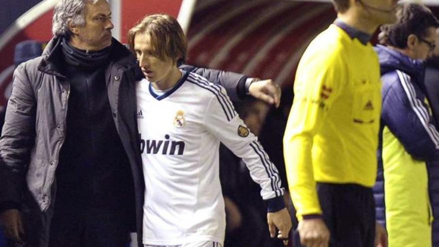 Mourinho saluda al croata Modric tras su sustitución en Pamplona frente a Osasuna. | efe