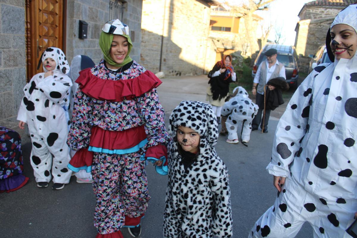 GALERÍA | Villanueva de Valrojo se viste de Carnaval