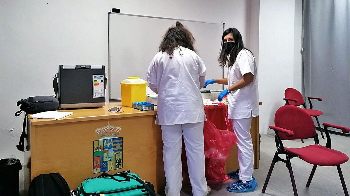 Dos sanitarias preparan los viales para vacunar a usuarios y trabajadores de una residencia de Toro. | M. J. C.