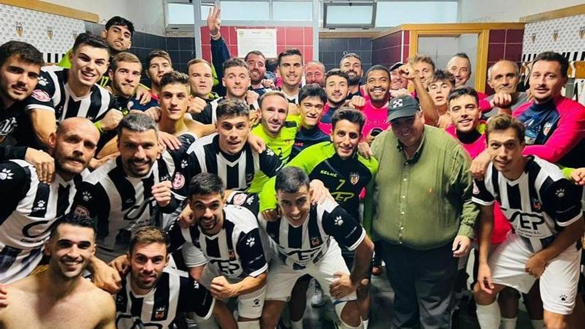 Los jugadores del Castellonense celebran su primera victoria en su regreso a Tercera.