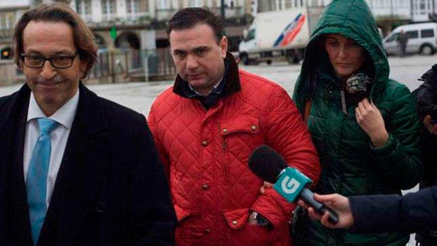 Abel Diéguez (c), con su abogado, Ramón Sierra, en febrero de 2014 ante los juzgados de Betanzos. / 13 fotos