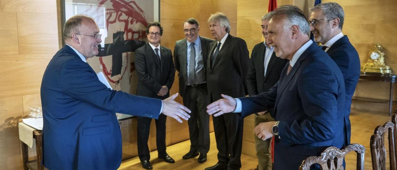 Ángel Víctor Torres (d) saluda a Miguel Tellado (i) en una reunión el pasado junio.