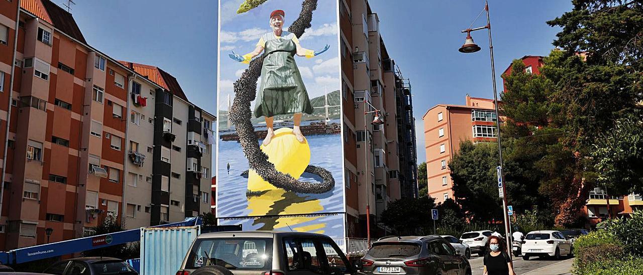 Mural de Yoseba
 M. P. en una 
medianera de la
 calle Vilagarcía, en
 Vigo. |   // J. LORES