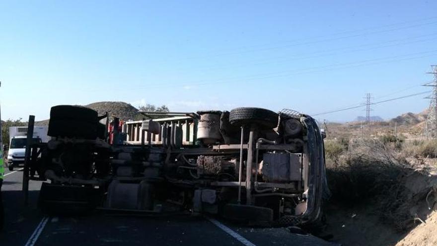 Un herido al volcar un camión en la carretera entre Mutxamel y Xixona
