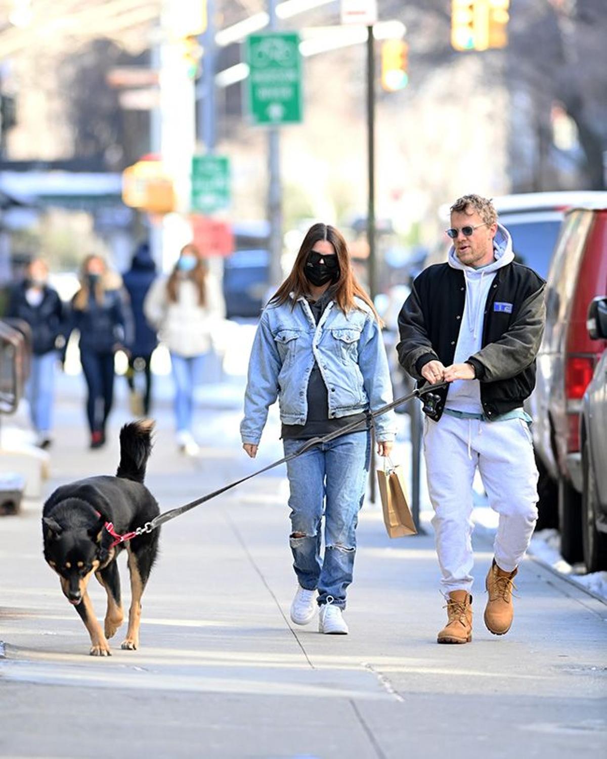 Emily Rajkowski y su marido, Sebastian Bear McClard, en Nueva York
