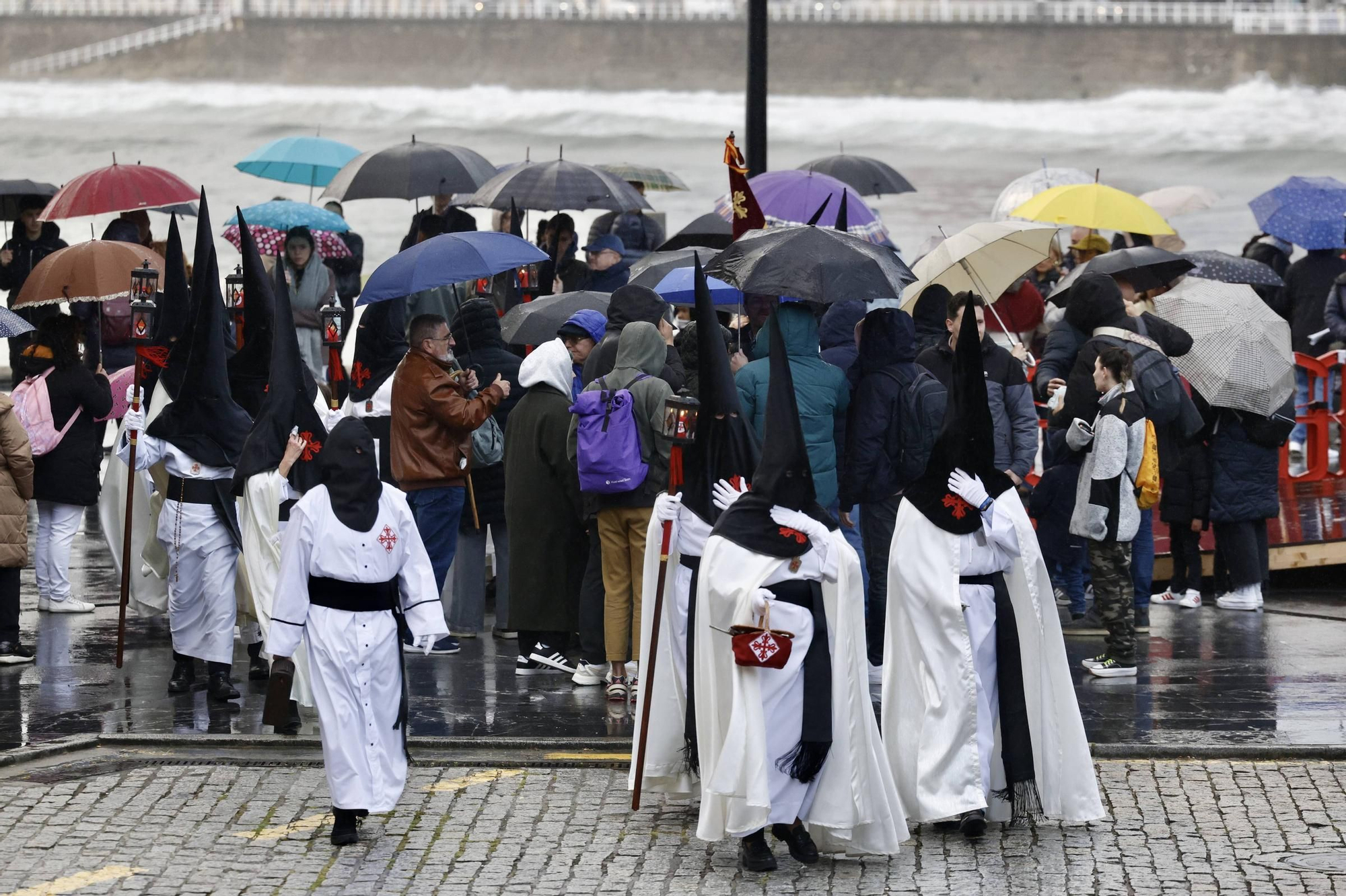 La lluvia frustra la procesión de las Lágrimas de San Pedro en Gijón