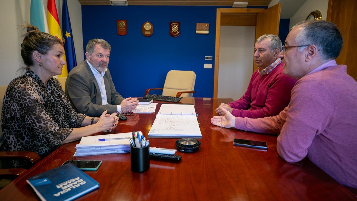 José Antonio Álvarez, esquerda, con Daniel Formoso, terceiro pola esquerda, e José Antonio Rama.
