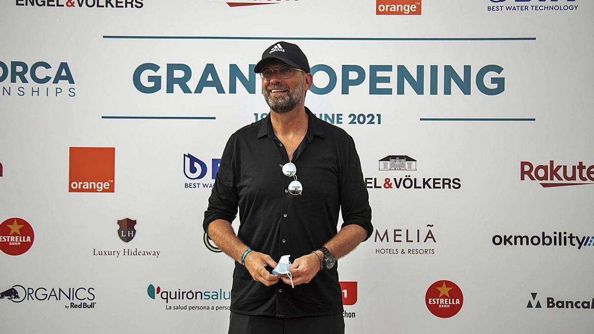 El entrenador alemán Jürgen Klopp, ayer, a su llegada al torneo Mallorca Championships. | GUILLEM BOSCH