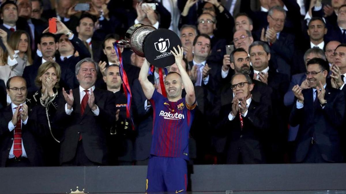 Andrés Iniesta levantó la Copa del Rey después de la victoria del FC Barcelona contra el Sevilla (0-5) en el Metropolitano