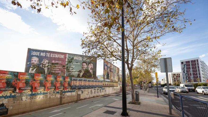 Video | Zaragoza mantiene carteles electorales sin retirar de la campaña del 8F: cuando Nolasco y Abascal (Vox) llamaban 'estafador' al PP de Azcón y Feijóo