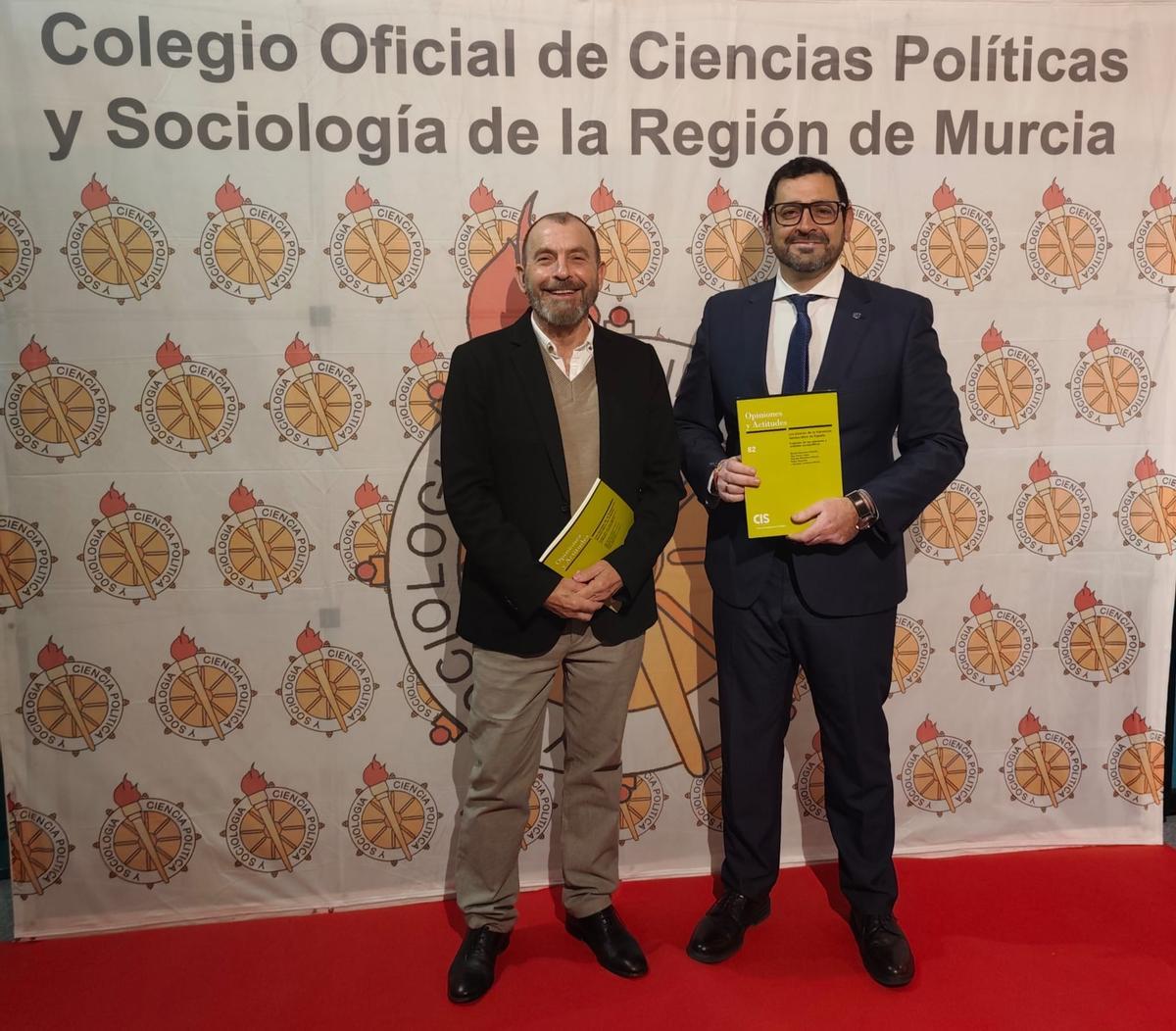 Manuel Hernández Pedreño, director del Observatorio de la Exclusión Social, y Carlos Abad Galán, decano del Mupolsoc.