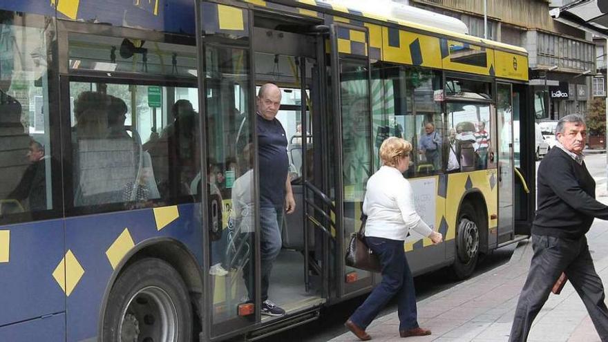 El servicio de autobuses lo viene realizando en &quot;precario&quot; la empresa al haber finalizado el contrato. // Iñaki Osorio