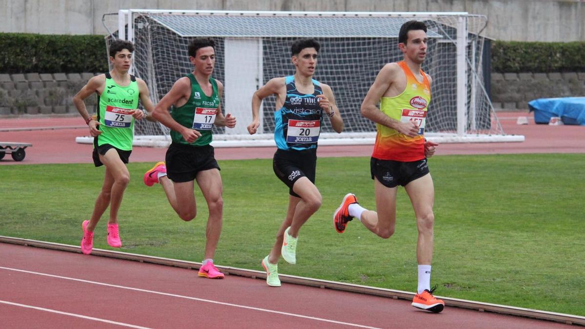 El mallorquín Adrià Ceballos (20), durante los diez mil metros en la pista de Gavà