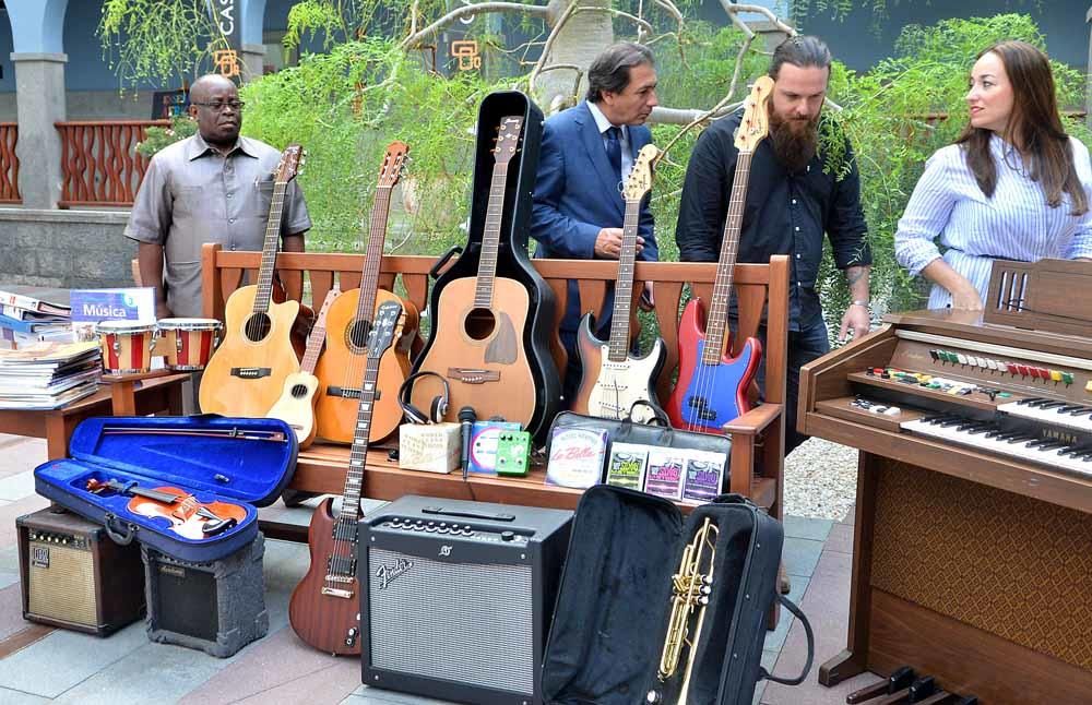 Casa Africa entrega los instrumentos recogidos