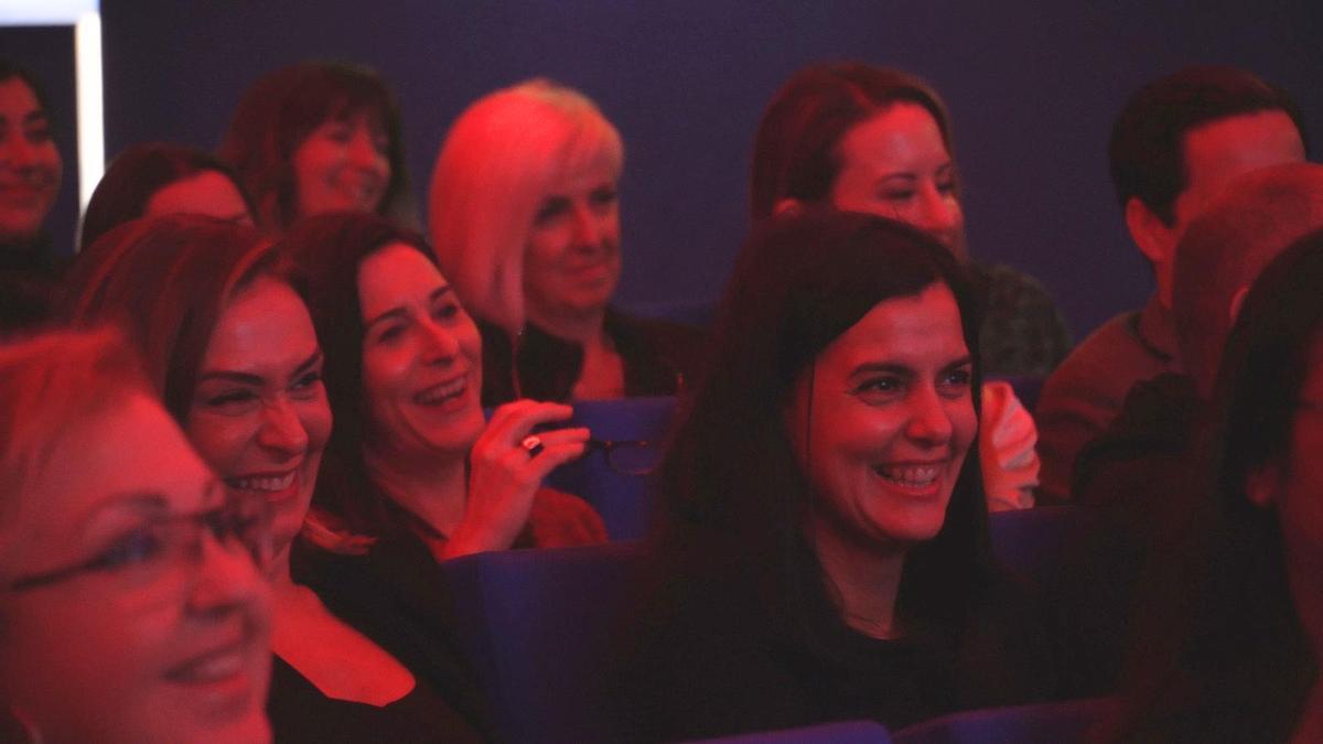 Los asistentes participan en el encuentro en el Club INFORMACIÓN.