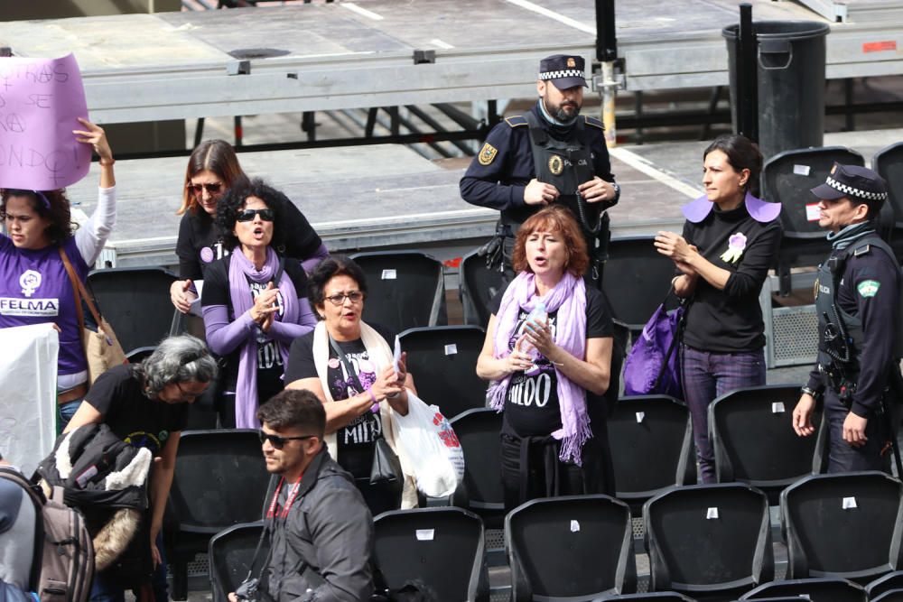 8-M en Málaga | La Policía Local desaloja la tribuna de Semana Santa durante