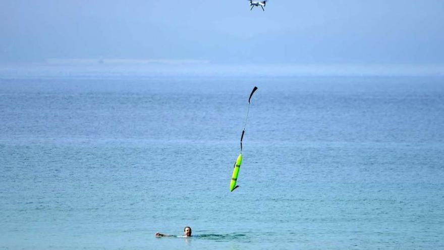 Un dron traslada el salvavidas a un bañista, ayer, durante la exhibición. // FdV