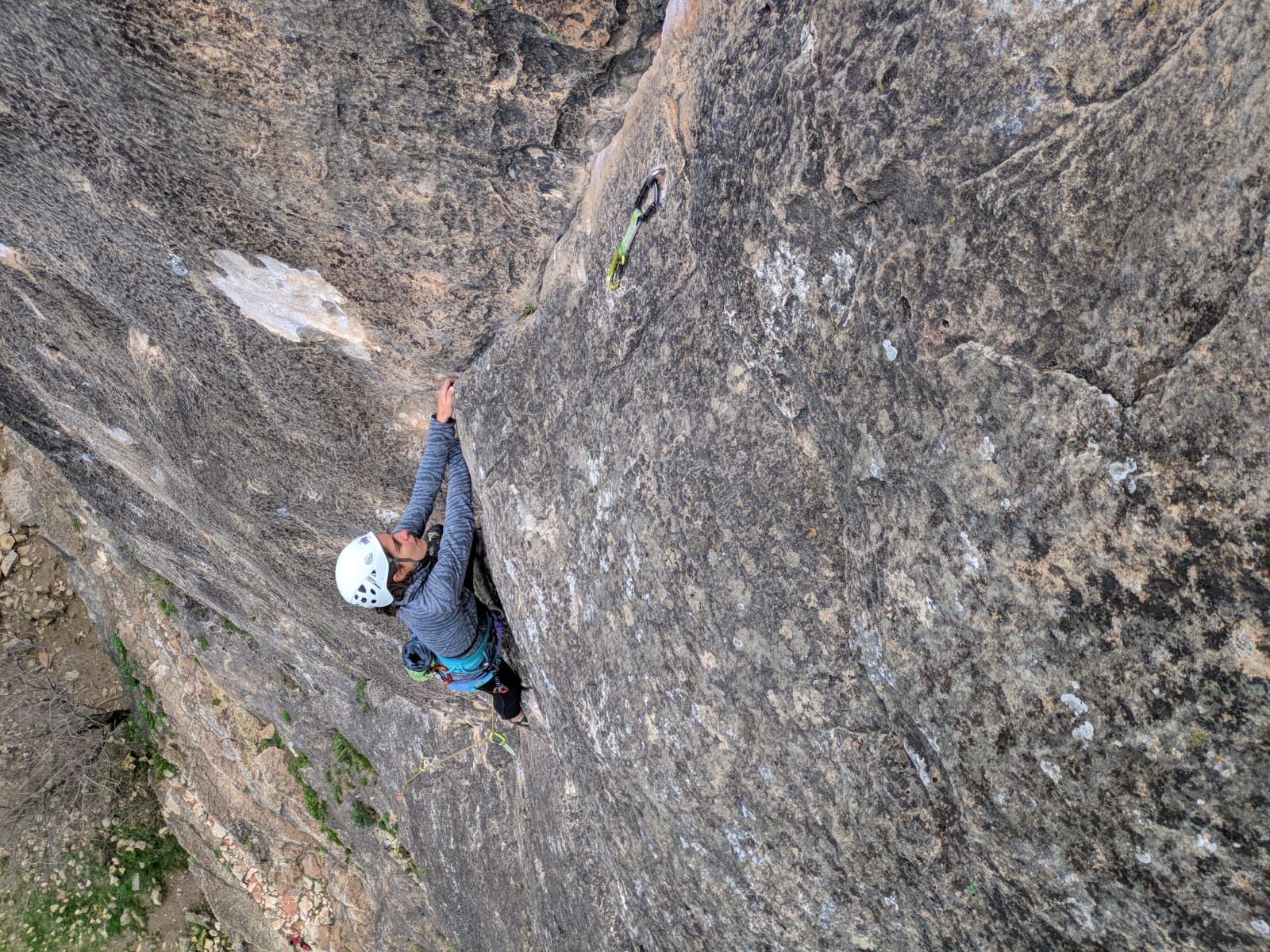 María escala en el medio natural. Girls on the Wall es una asociación que pretende empoderar a las mujeres para practicar escalada en un entorno de libertad y seguridad