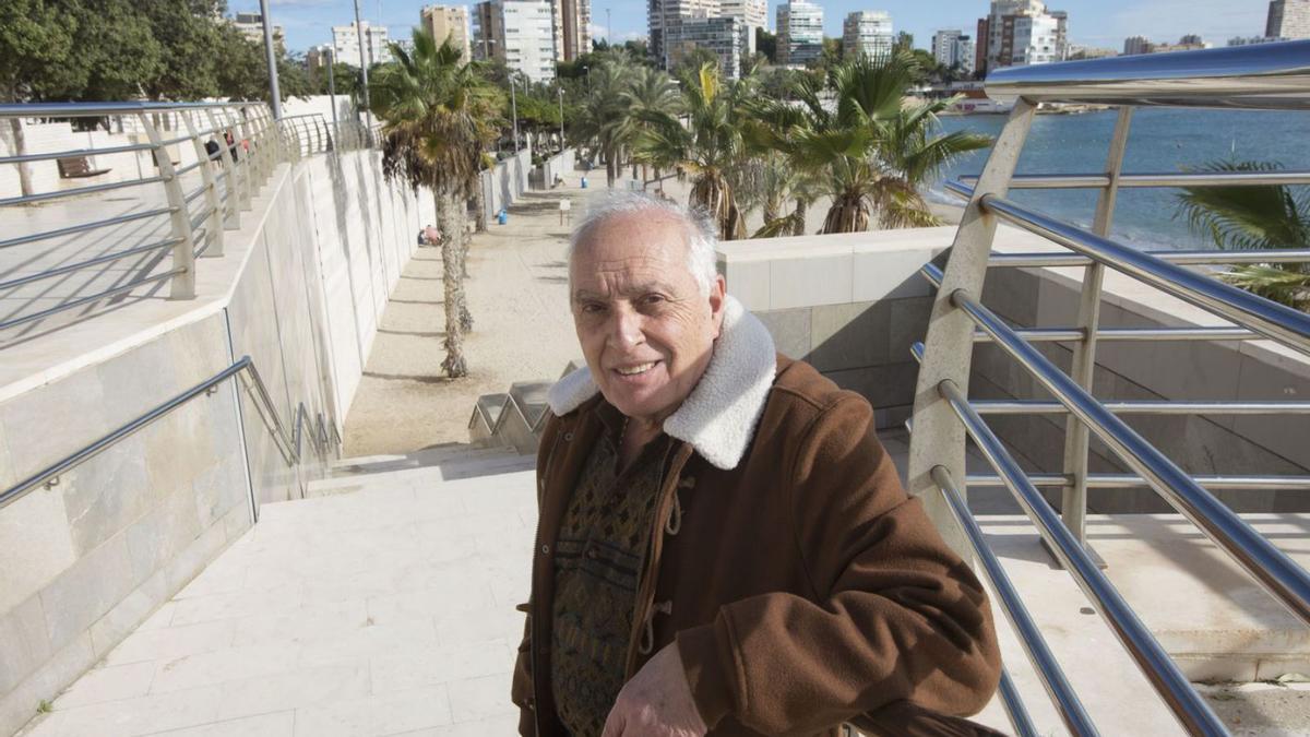 Ernesto Jarabo posa en el la playa de la Albufereta. | PILAR CORTÉS