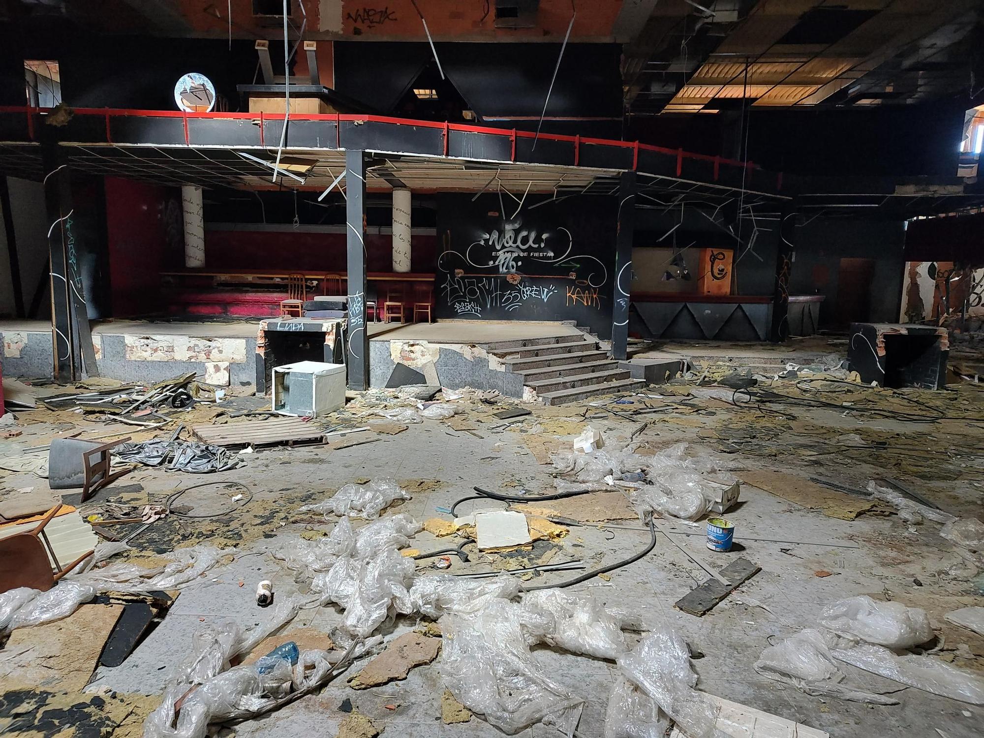 GALERÍA DE FOTOS | Abandonada, en ruinas y llena de grafitis: así está lo que queda de la discoteca Pirámide en pleno 2024