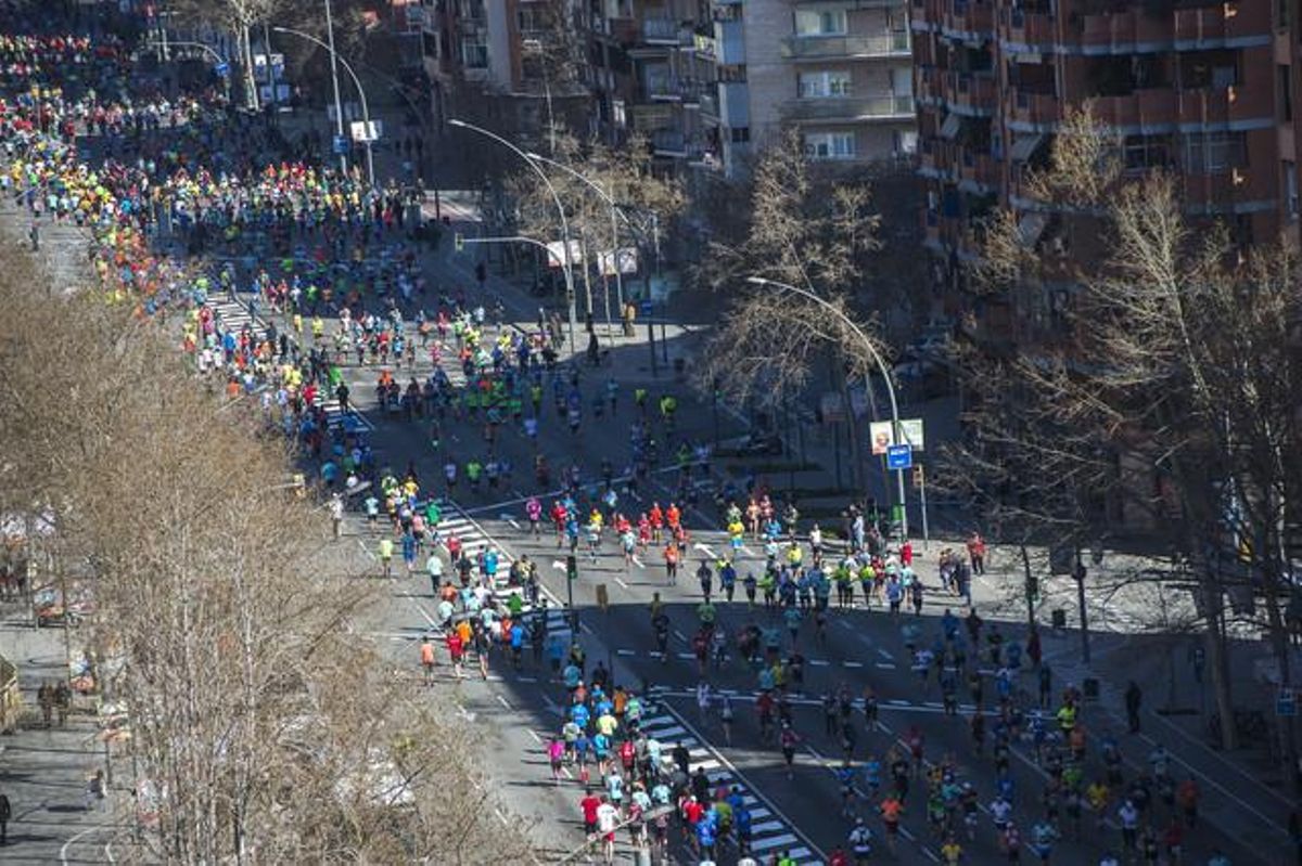 Los corredores, en la Meridiana en el km 18 del maratón de Barcelona.