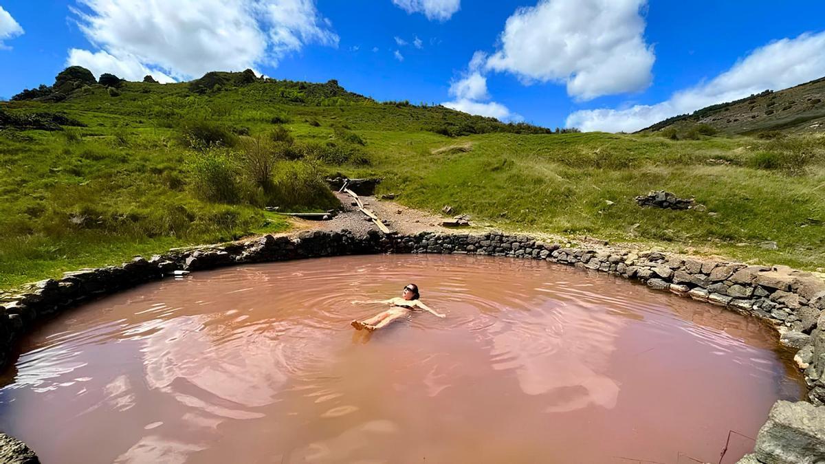 Vas a flipar con este pueblo: lo tiene todo, una poza de sal rosa y mucha historia