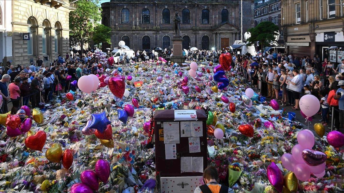 Homenaje a las víctimas del atentado en Saint Ann Square, en Manchester.