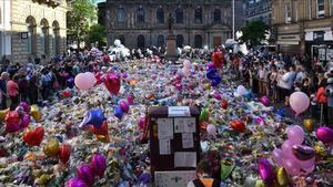 Homenaje a las víctimas del atentado en Saint Ann Square, en Manchester. 