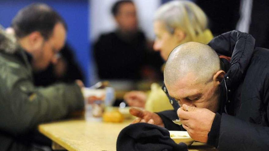 Un ciudadano toma un plato de comida caliente.